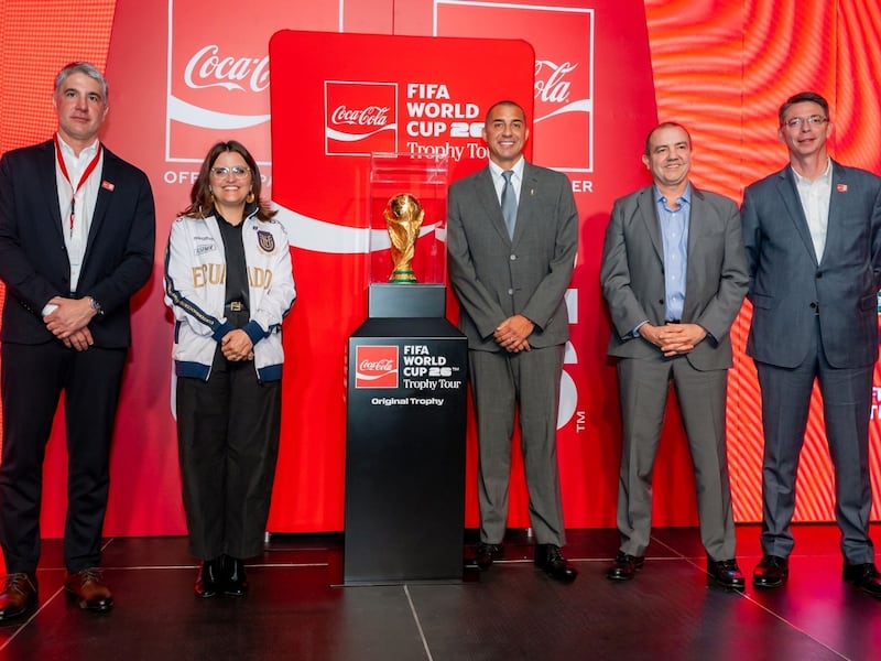 El Tour del Trofeo Original de la Copa Mundial de la FIFA™, presentado por Coca-Cola, reunió a más de 4.000 aficionados en Ecuador en una experiencia llena de emoción