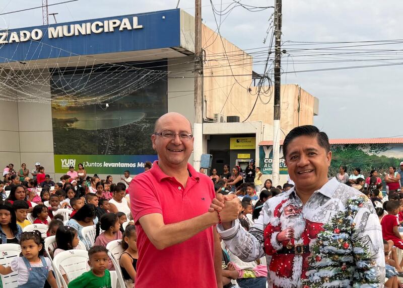 Metro y la Fundación Vista Para Todos, en la entrega de juguetes en el cantón Muisne