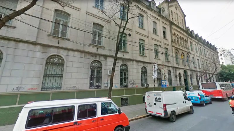 Estudiantes y una adulta resultaron con quemaduras tras la explosión de un experimento en la Feria de Ciencias del Colegio Guadalupe, Palermo.