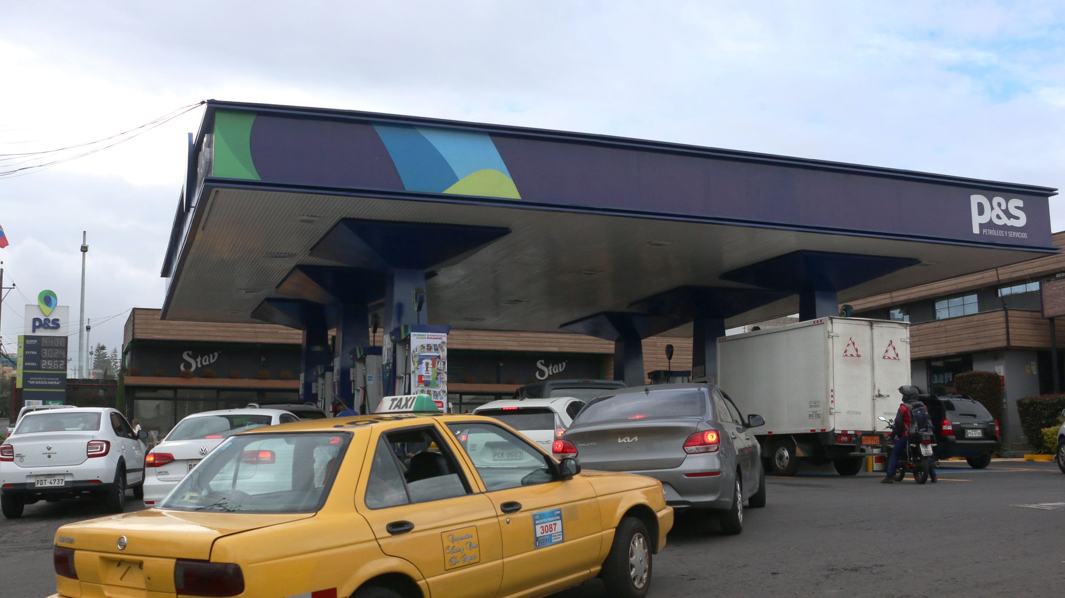 Imágenes muestran largas filas de vehículos en gasolineras de Quito