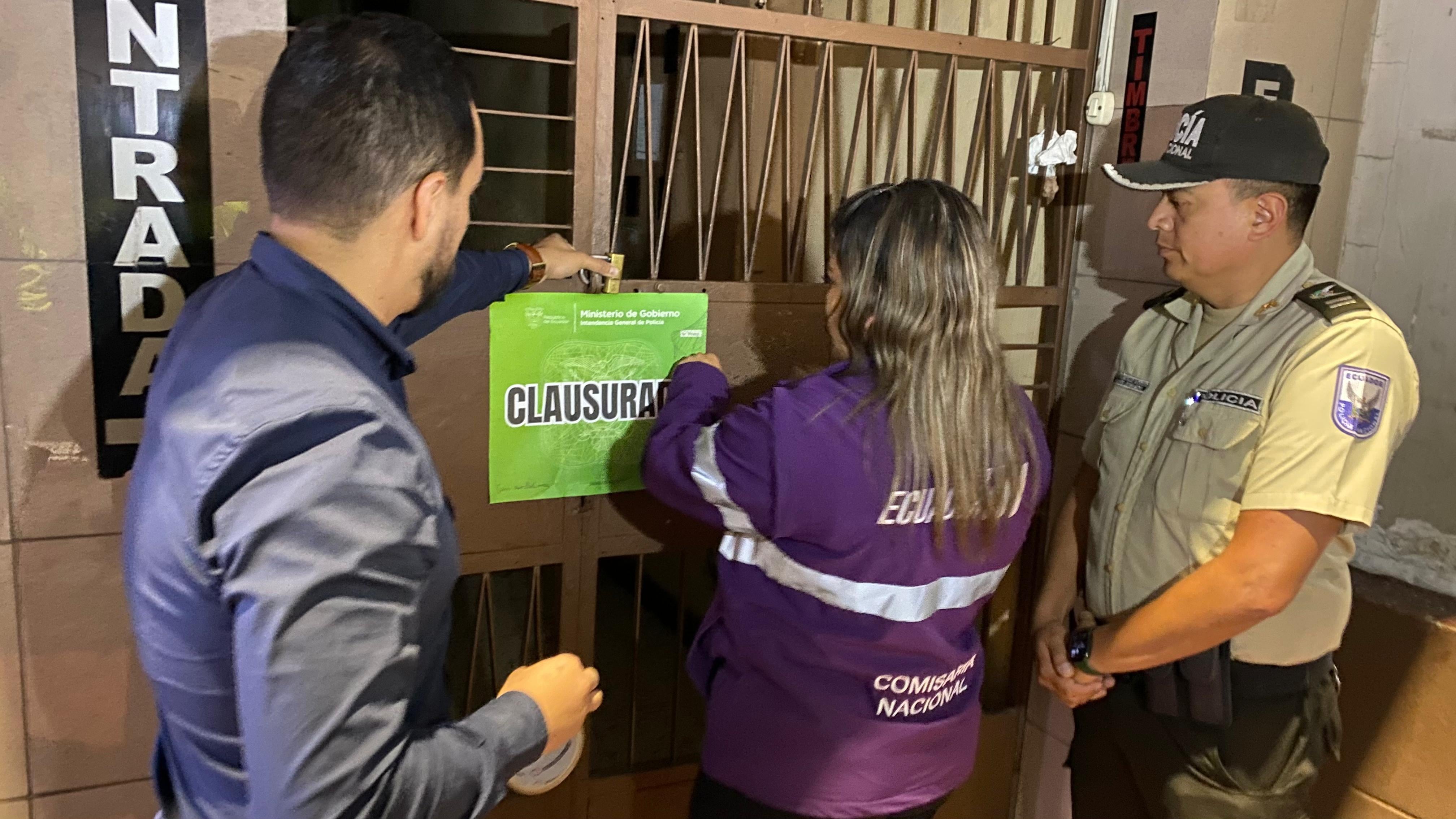 Hostal usado como presunta casa de citas es clausurado por la Intendencia en Cuenca