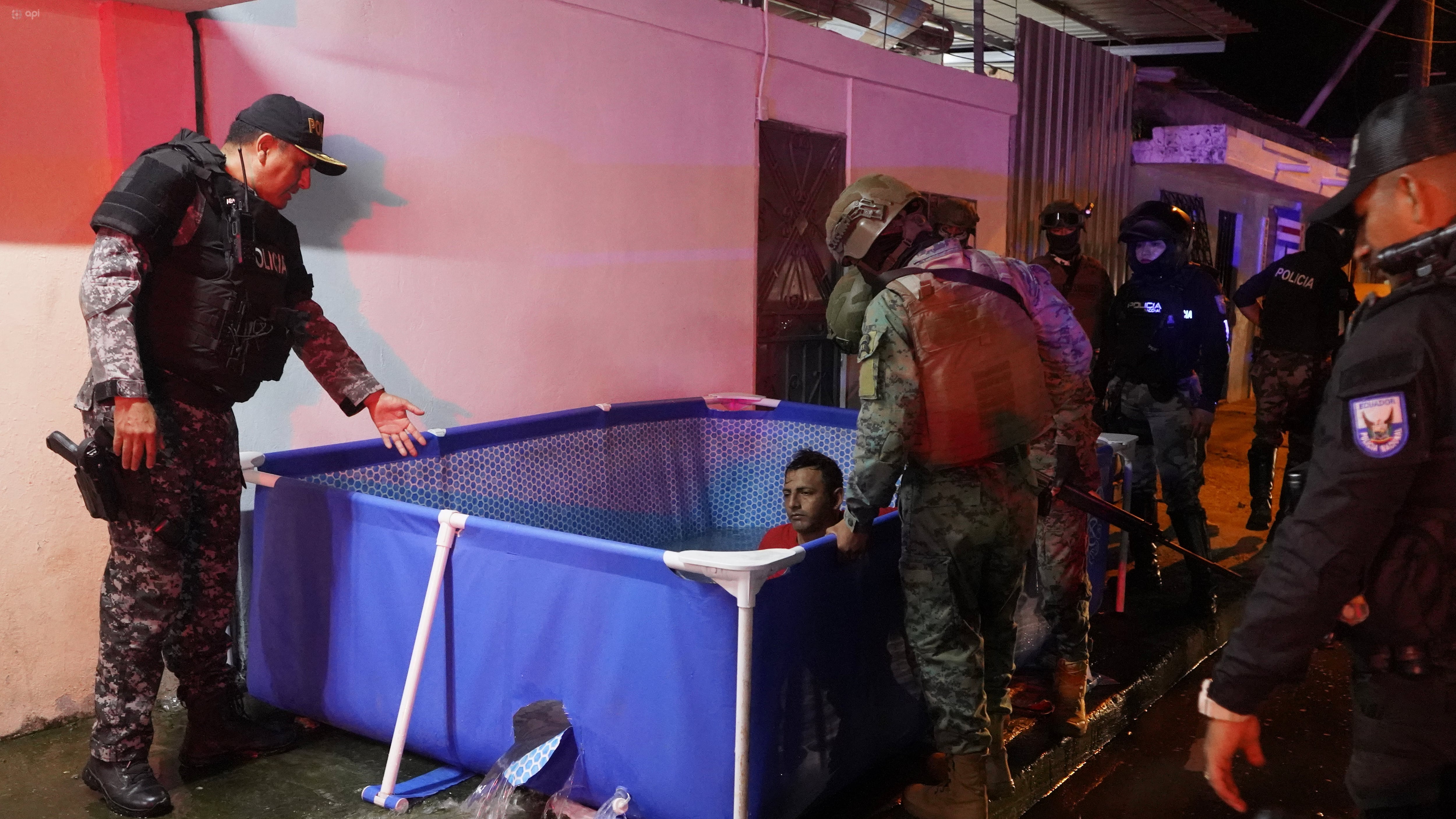 Amigos en "piscinazo" en toque de queda