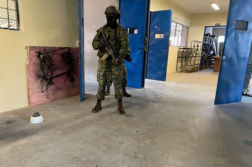 Reos eran obligados a usar los talleres de rehabilitación al servicio de cabecillas en la cárcel de Cotopaxi