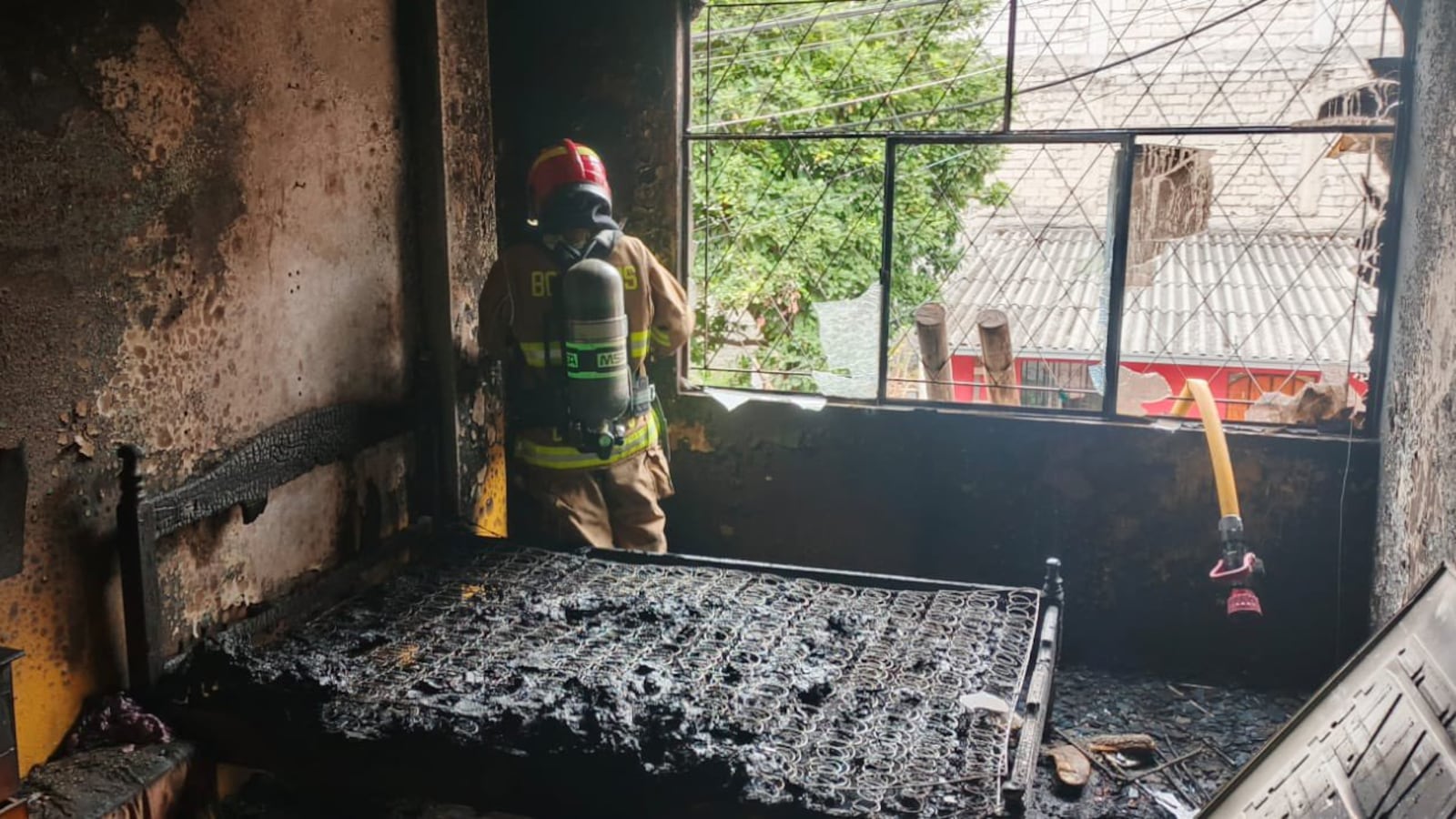 Incendio afecta el segundo piso de una vivienda en Quitumbe, al sur de Quito