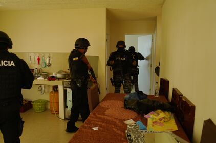 Guayaquil, viernes 07 de marzo del 2025
La Policía en conjunto con las fuerzas Armadas allanaron varias viviendas del plan habitacional Sueño Guayaquileño, que según denuncias esta "tomado" por el GDO de los Tiguerones.
Fotos: César Muñoz/API