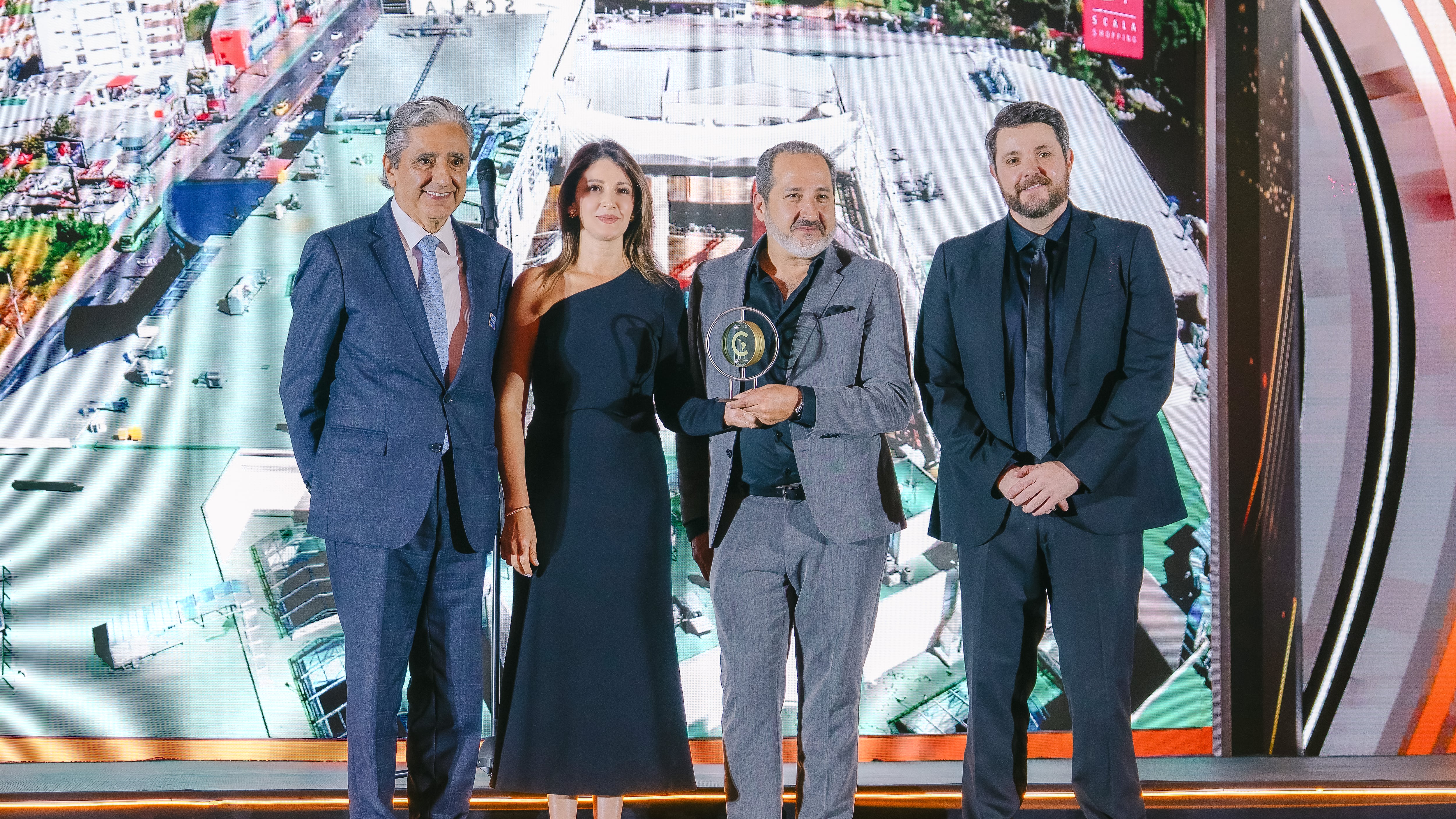 Pablo Varea, Arquitecto del proyecto en Scala Shopping; Mery Leiva, Gerente Comercial Scala Shopping; junto a representantes de Premios CLICC™