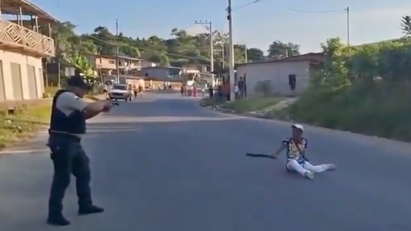 ¡Suelte el arma! Adulto mayor es captado defendiéndose de la policía con un machete en Pedernales - Fuente: Video de X