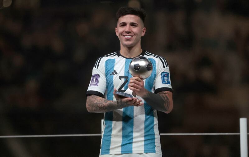 GR7042. LUSAIL (CATAR), 18/12/2022.- Enzo Fernández de Argentina posa con el trofeo de mejor jugador del partido hoy, en la final del Mundial de Fútbol Qatar 2022 entre Argentina y Francia en el estadio de Lusail (Catar). EFE/ Juan Ignacio Roncoroni