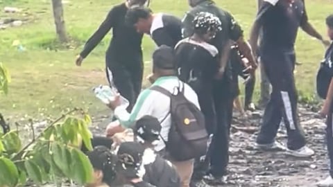 Adolescentes jugando Carnaval en el parque La Carolina.