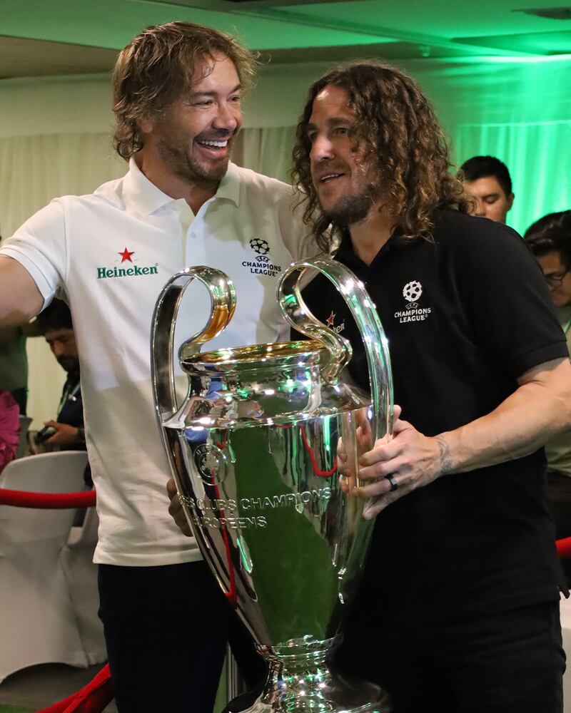 Diego Lugano y Carles Puyol con el trofeo de la Champions League gracias a Heineken
