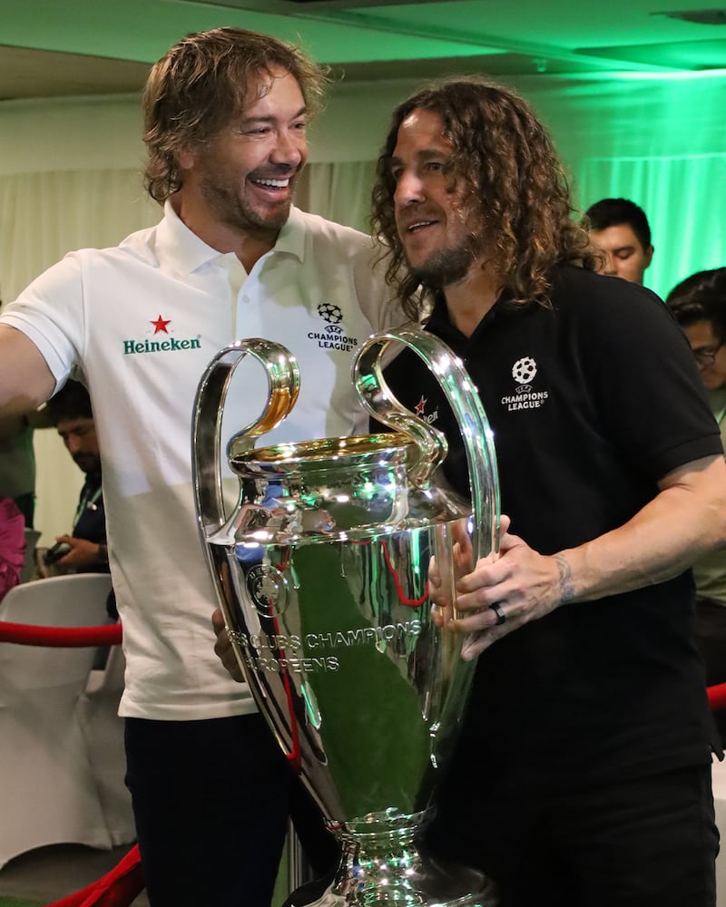 Diego Lugano y Carles Puyol con el trofeo de la Champions League gracias a Heineken