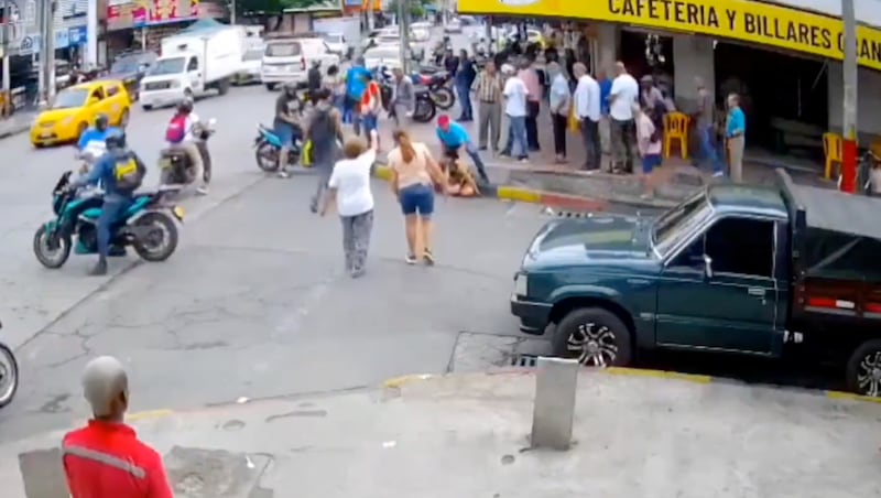 Ataque con cuchillos en Cali quedó grabado: una mujer murió tras la riña.