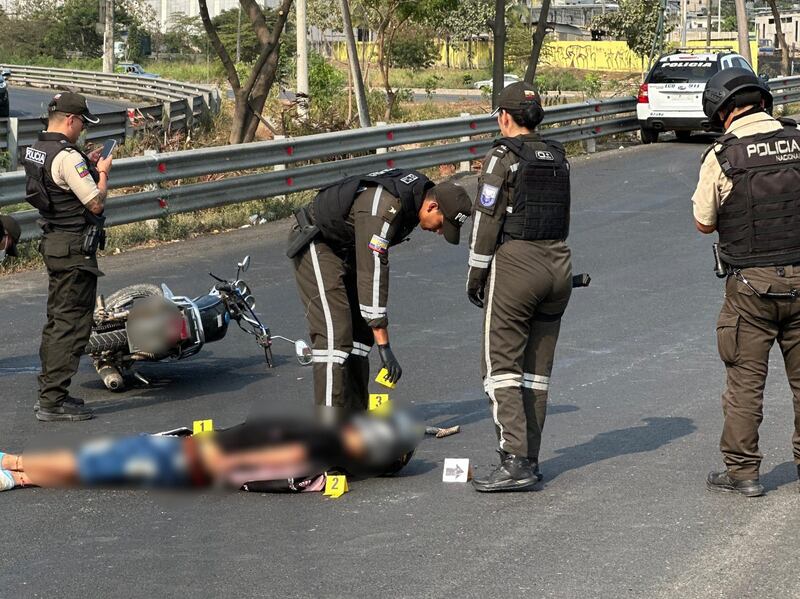 Delincuentes que estaban asaltando a un conductor fueron abatidos en Guayaquil.