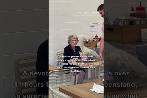 Un nieto viajó 11 horas para visitar a su abuela y acompañarla en la conmemoración del fallecimiento de su esposo