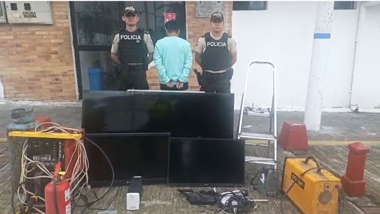 Policía encuentra a sujeto con televisores y herramientas robadas de un local en el norte de Quito