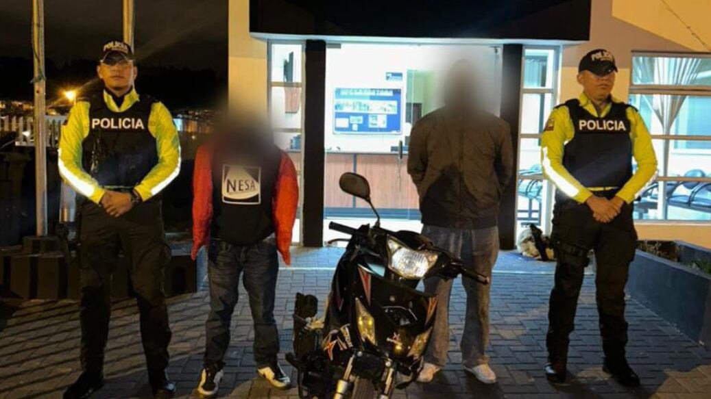 Iban en moto sin placas e intentaron evadir a la Policía: así terminó persecución en el sur de Quito