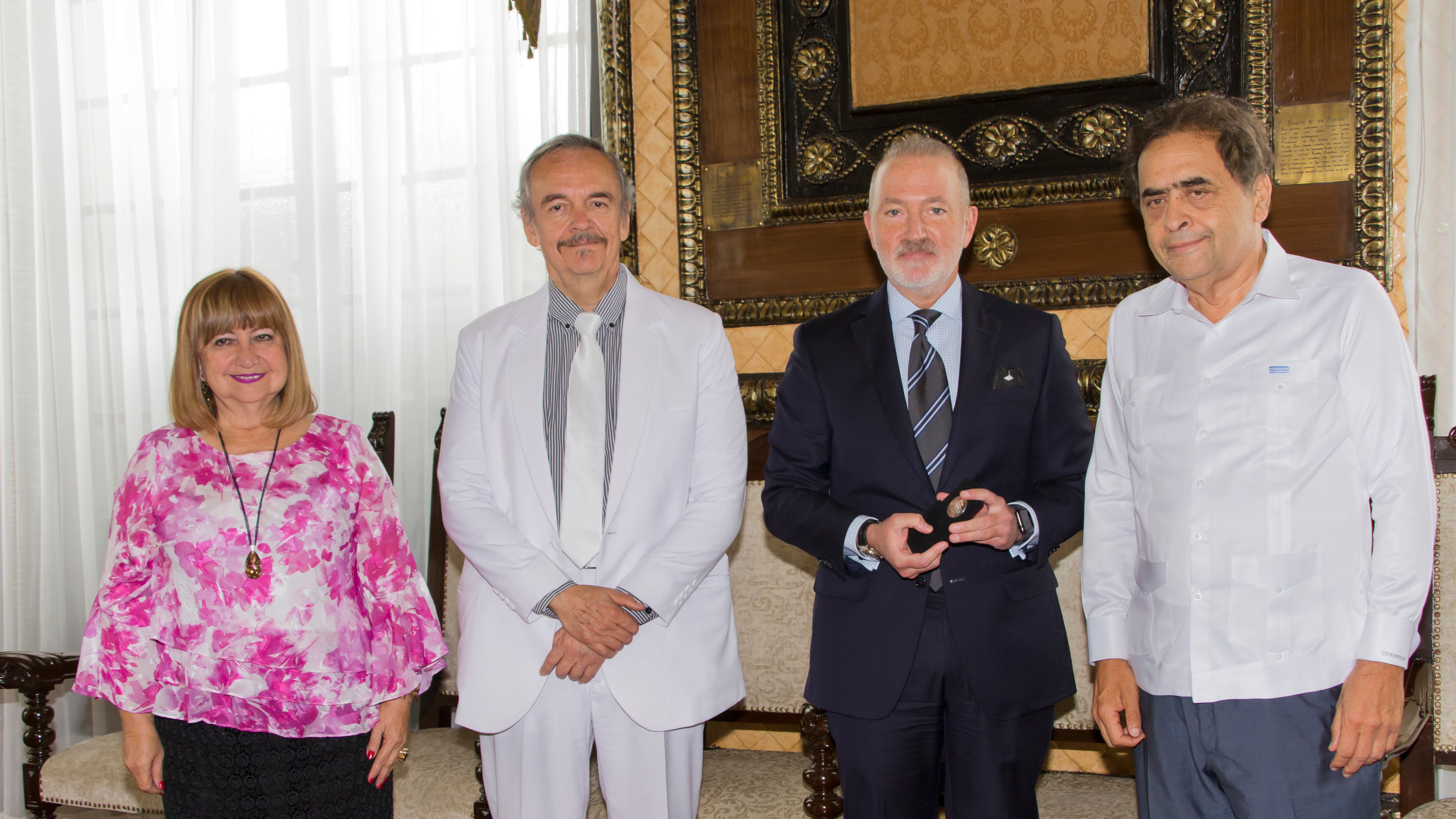 Luzmila Nicolalde, Concejal del Municipio de Guayaquil; Melvin Hoyos, Dir. Unidad Técnica del Patrimonio Cultural del Municipio de Guayaquil; Vicente Vallarino Marcos, Presidente Ejecutivo de Banco Bolivariano y Ramón Sonnenholzner.