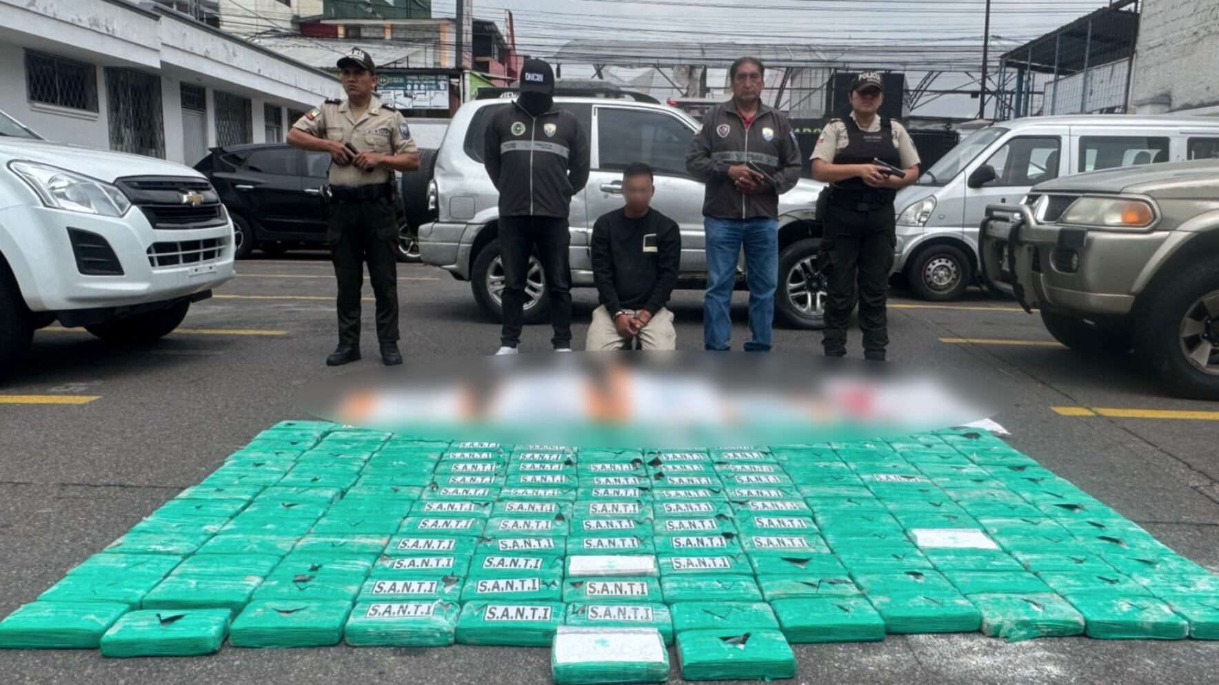 Persecución en Quito dio con sujetos que llevaban cocaína en quintales de harina por la Ruta Viva