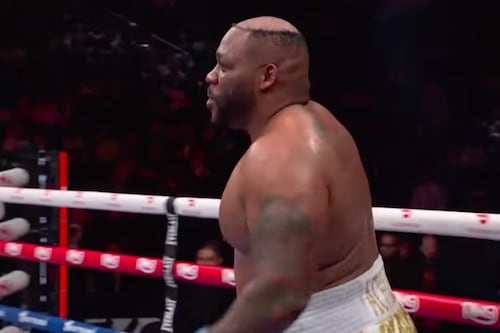 Boxeador pierde el peluquín en plena pelea y el video se hace viral