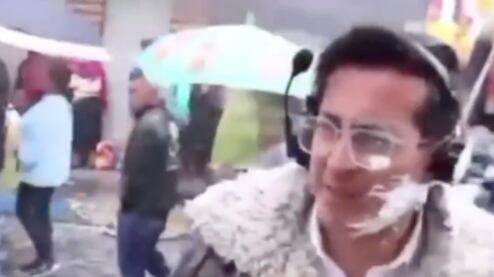 A periodista le echaron espuma en pleno Carnaval de Guaranda.