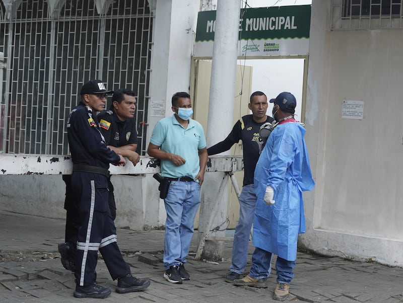 Familiares de los ocho jóvenes desaparecidos en Milagro esperan resultados oficiales tras hallazgo de cuerpos en vía Jujan-Babahoyo