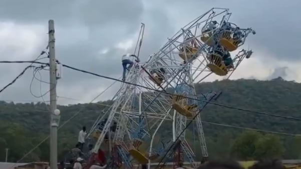 Rueda de la fortuna colapsa y deja a varias personas colgadas - Fuente: Video de X