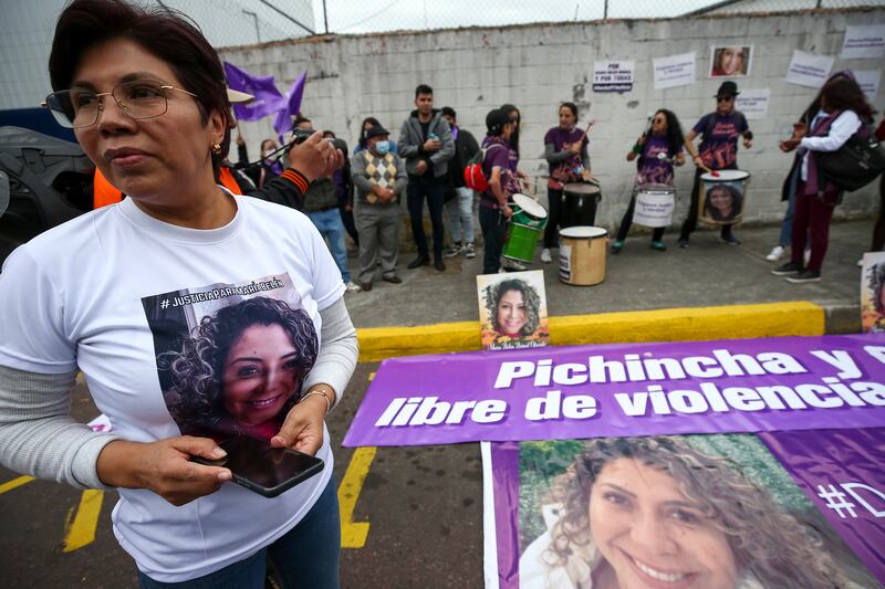 Elizabeth Otavalo, madre de María Belén Bernal víctima de feminicidio, protesta afuera del complejo judicial hoy, en Quito (Ecuador).