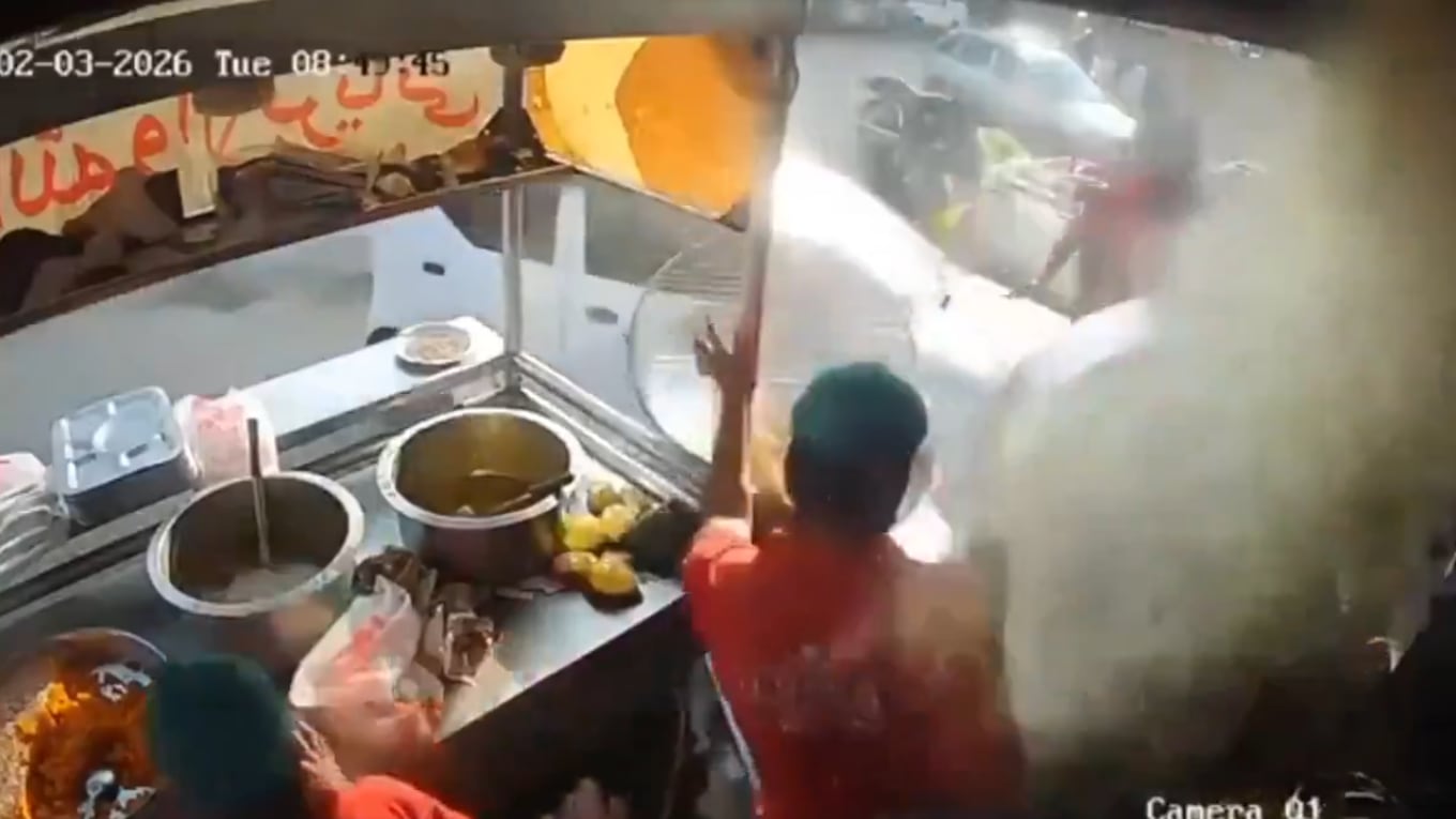 Automóvil impactó un puesto de comida y quemo al dueño con aceite hirviendo