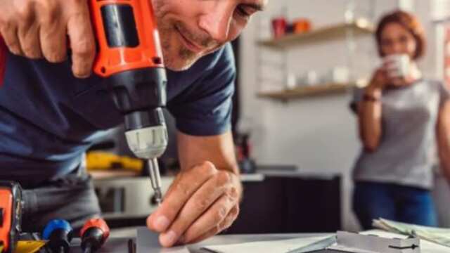 Hombre realizando servicios para el hogar.