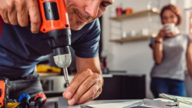 Hombre realizando servicios para el hogar.