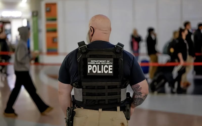 Un agente de la policía federal del Departamento de Seguridad Nacional vigila en el Aeropuerto Internacional Hartsfield-Jackson de Atlanta, en Atlanta, Georgia (EE. UU.)
