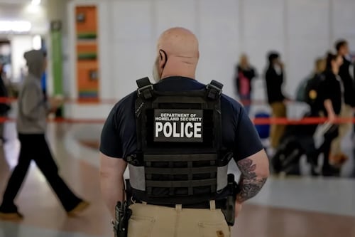 Lo que debes hacer para que agentes del ICE no revisen tu celular