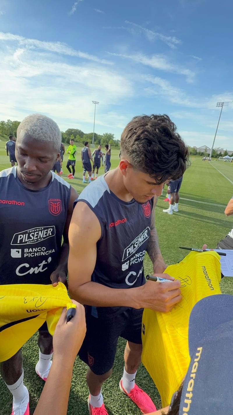 Moisés Caicedo y Piero Hincapié, firmando las camisetas de los ganadores de Supermaxi y Megamaxi.