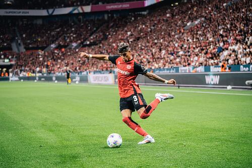 ¡PARTIDAZO en la Bundesliga! Mira la asistencia de Piero Hincapié ante el Borussia Dortmund