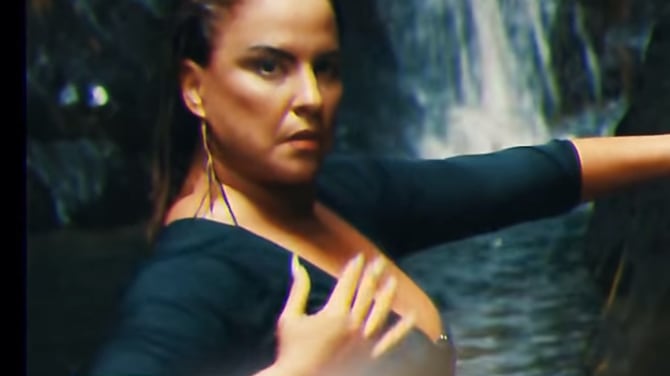 Carla sala en grabación de video.