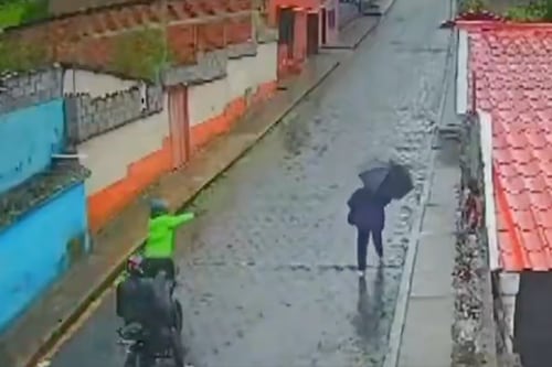 Asaltan a una docente en el sur de Quito: video capta el momento del ataque en Ferroviaria