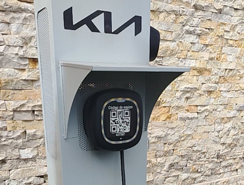 Inauguración del nuevo punto de carga para vehículos eléctricos de Kia Ecuador