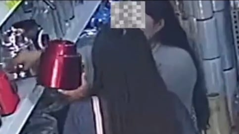 Mujeres roban una licuadora