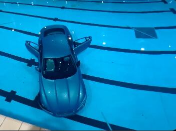 Auto cae en la piscina municipal de La Ciotat con madre e hija a bordo.