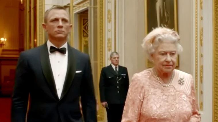 James Bond escoltó a la Reina Isabel II