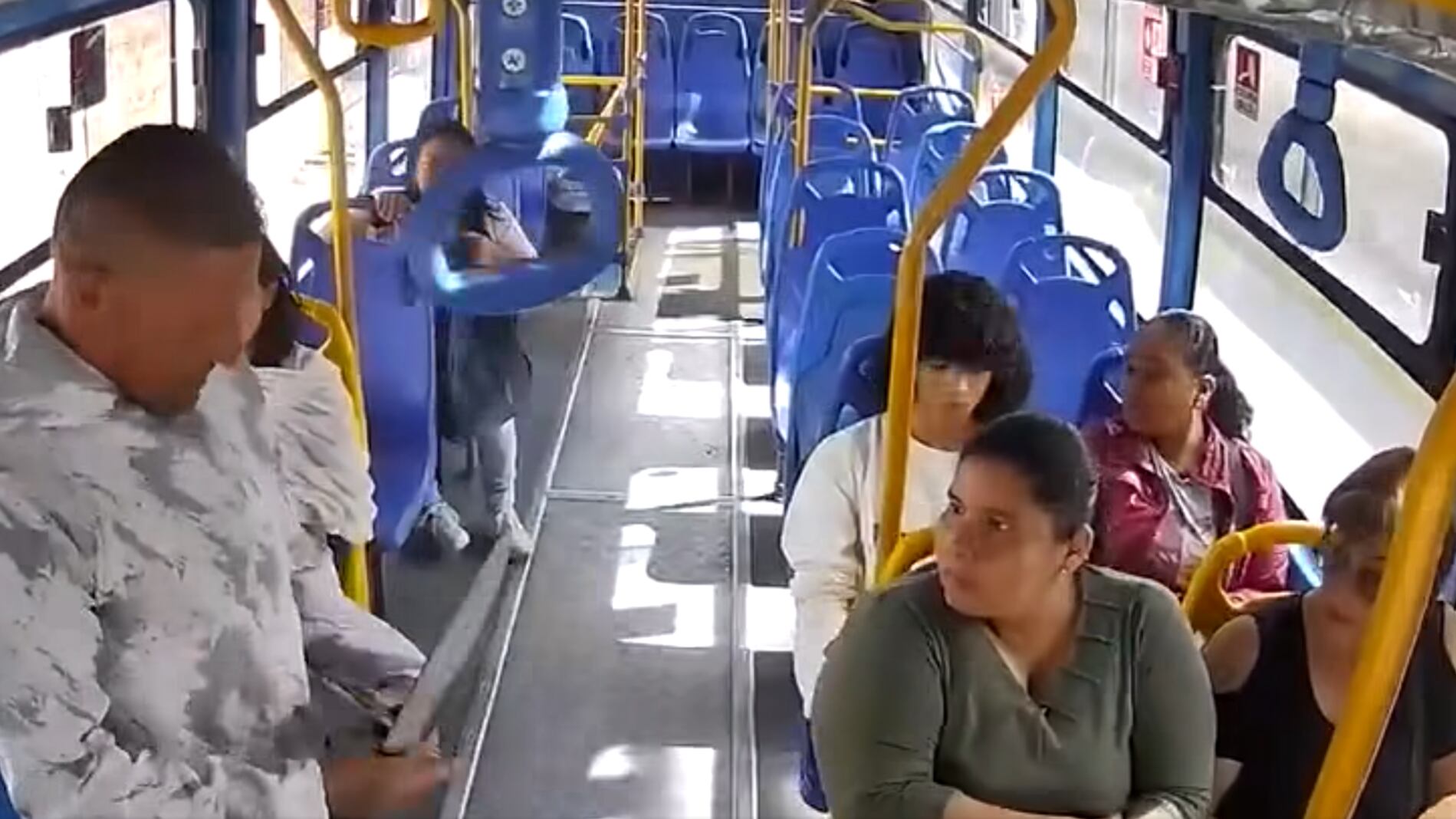 VIDEO: Sujeto con cuchillo asaltó un bus en Quito