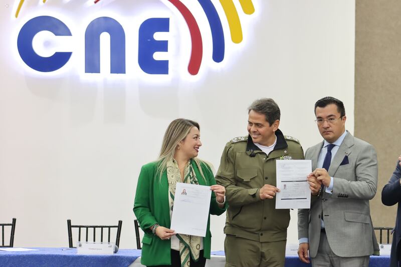 Víctor Araus y Ab. Cristina Carrera, binomio presidencial del movimiento Pueblo, Igualdad y Democracia, en el CNE.