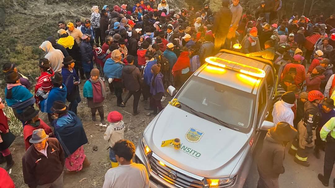 Trágico accidente en Ambato: Cinco fallecidos y cuatro heridos tras caída de una camioneta por una pendiente