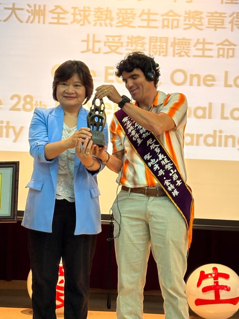 Las autoridades de Taiwán hacen la entrega de reconocimiento a Santiago por su ejemplo de resiliencia.