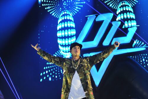 Daddy Yankee sufre hackeo de “Dura” y elogios de vocalista de Franz Ferdinand