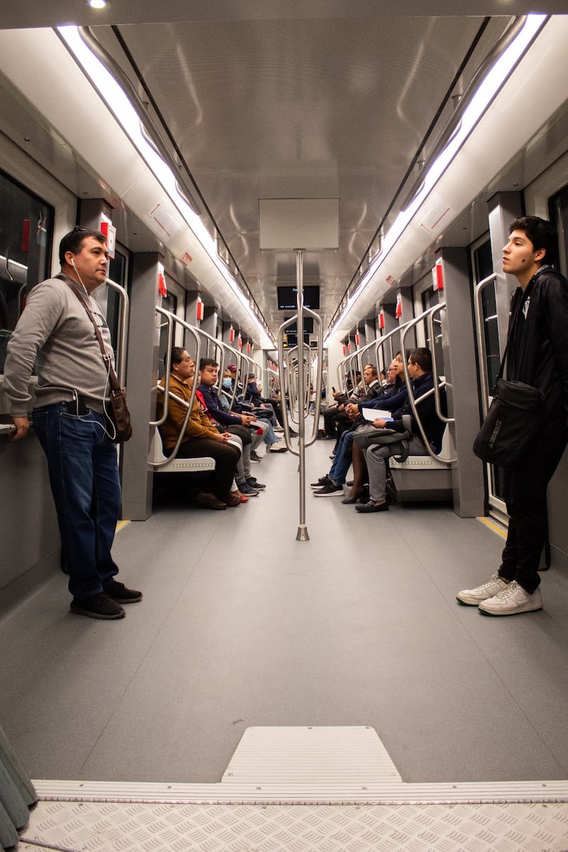 Usuarios del Metro de Quito.