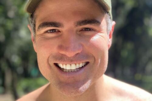 Roberto Manrique presenta a su pareja, a su familia, en revista internacional