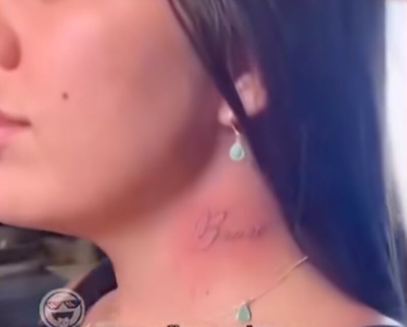 Mujer se tatuó el nombre de su novio pero el estaba casado