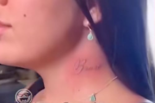 Se tatuó el nombre de su novio en el cuello y horas después descubrió que estaba casado