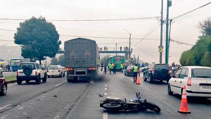Motociclista murió atropellado por un tráiler en la Loma de Puengasí, Quito